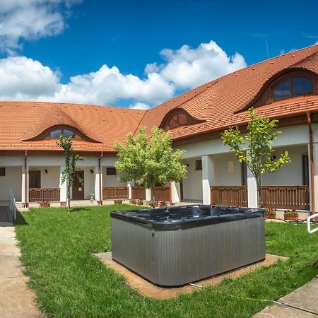 Szabolcs Vezer Panzio Bed & Breakfast Екстериор снимка