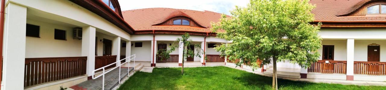 Szabolcs Vezer Panzio Bed & Breakfast Екстериор снимка