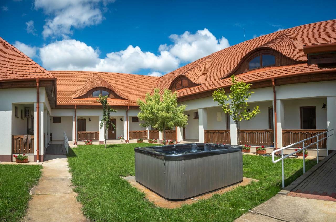 Szabolcs Vezer Panzio Bed & Breakfast Екстериор снимка